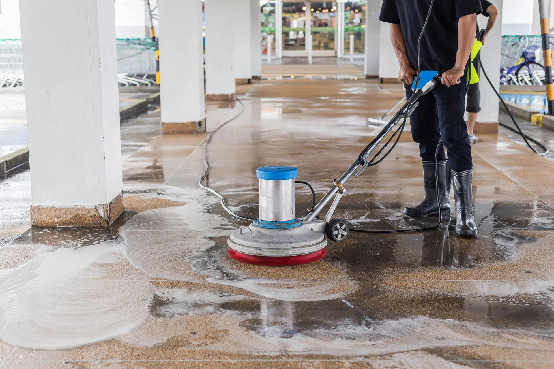 Cleaning floor with machine